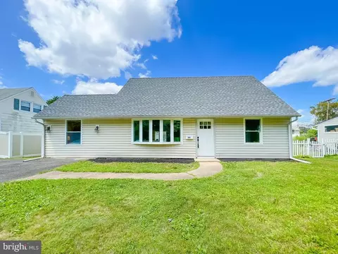 77 Plumbridge Dr, Levittown, PA 19056