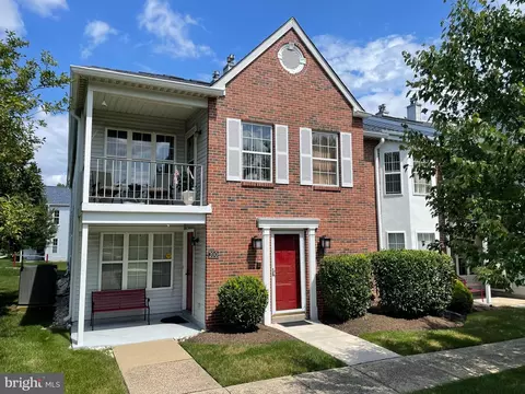 202 Fountain Farm Ln, Newtown, PA 18940