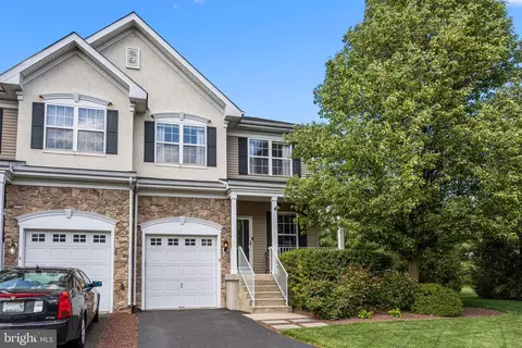 2 Valley View Dr, Yardley, PA 19067