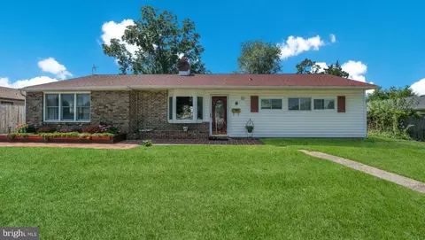 8 Strawberry Ln, Levittown, PA 19055