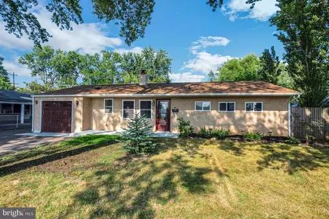 80 Gable Hill Rd, Levittown, PA 19057