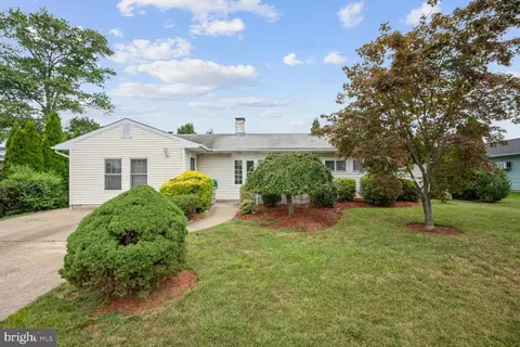 130 Stonybrook Dr, Levittown, PA 19055