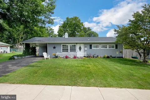 30 Mimosa Ln, Levittown, PA 19054