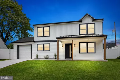 9 Huckleberry Ln, Levittown, PA 19055