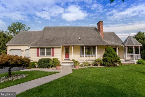 8 Breezy Dr, Erwinna, PA 18920