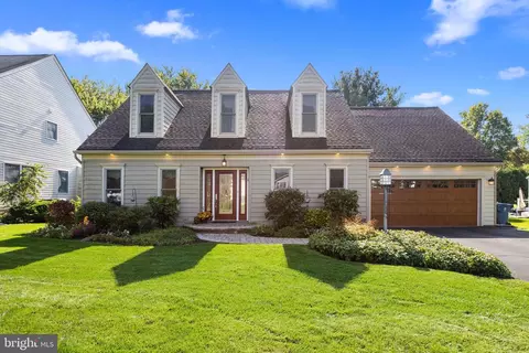 221 Diana Dr, Chalfont, PA 18914