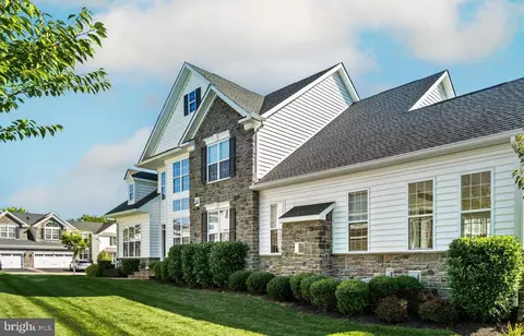 5 Hillyer Ln, Newtown, PA 18940