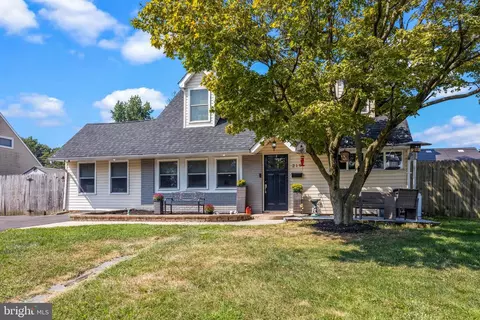 219 Plumbridge Dr, Levittown, PA 19056