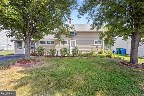 12 Hawthorne Ln, Levittown, PA 19055