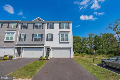 211 Pond View Ct, Quakertown, PA 18951