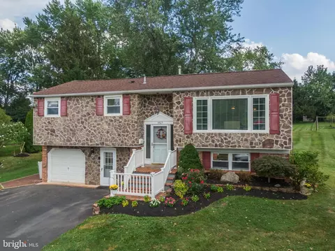 1427 Maguire Ln, Warminster, PA 18974