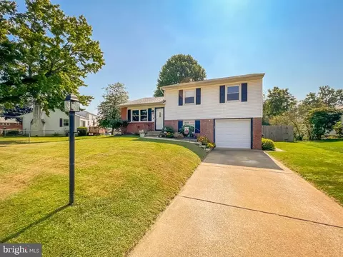 623 Pennhill Dr, Langhorne, PA 19047