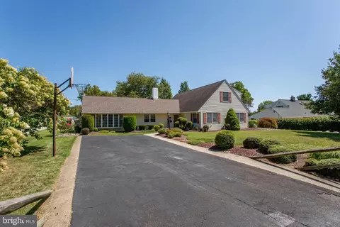 20 Sugarplum Rd, Levittown, PA 19056