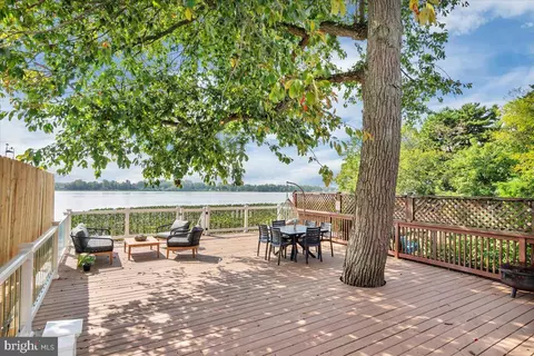 2037 River Rd, Bensalem, PA 19020