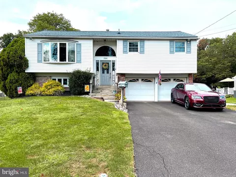 984 Log College Dr, Warminster, PA 18974