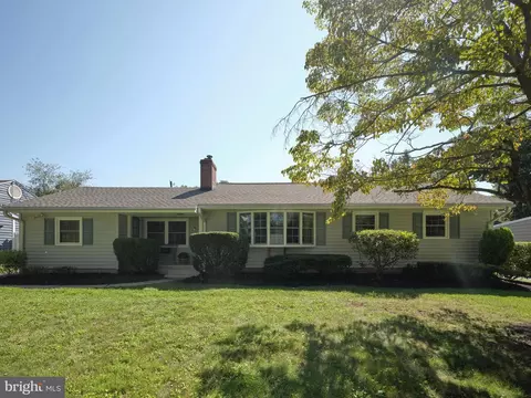 25 Manor Ln, Yardley, PA 19067