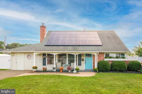 28 Trellis Rd, Levittown, PA 19056