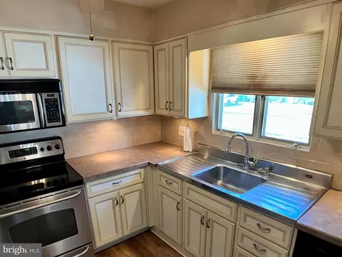 33 Ruby Ln, Levittown, PA 19055 photo 5
