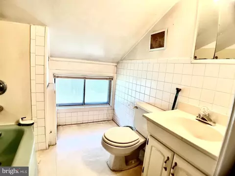 33 Ruby Ln, Levittown, PA 19055 photo 24