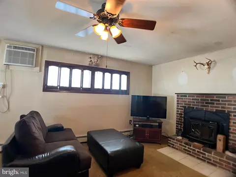 33 Ruby Ln, Levittown, PA 19055 photo 9