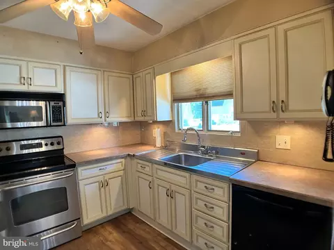 33 Ruby Ln, Levittown, PA 19055 photo 3