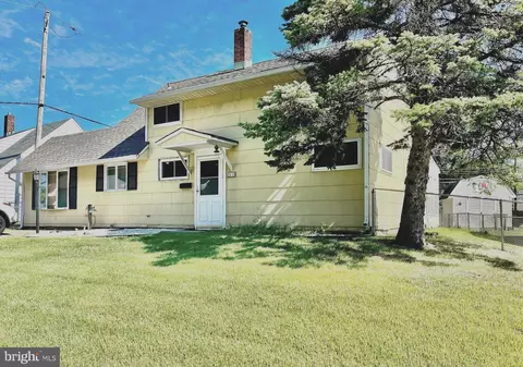 33 Ruby Ln, Levittown, PA 19055