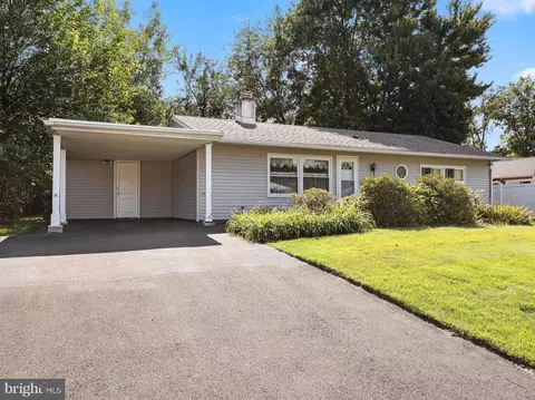 20 Twisting Ln, Levittown, PA 19054