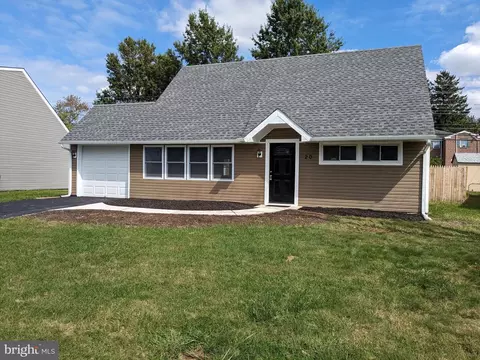 20 Jonquil Ln, Levittown, PA 19055