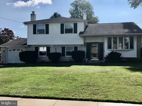 357 Hopwood Dr, Warminster, PA 18974