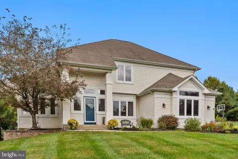 204 Creekside Dr, New Hope, PA 18938