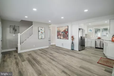 27 Goldenridge Dr, Levittown, PA 19057