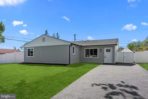 7 Gentle Rd, Levittown, PA 19057