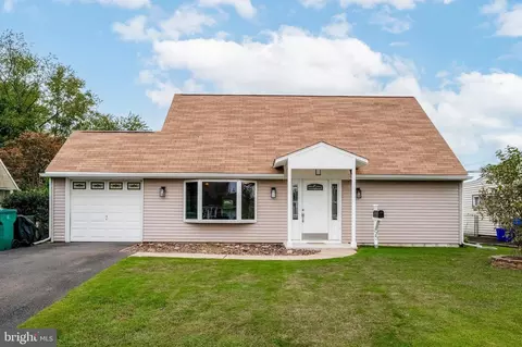 95 Junewood Dr, Levittown, PA 19055
