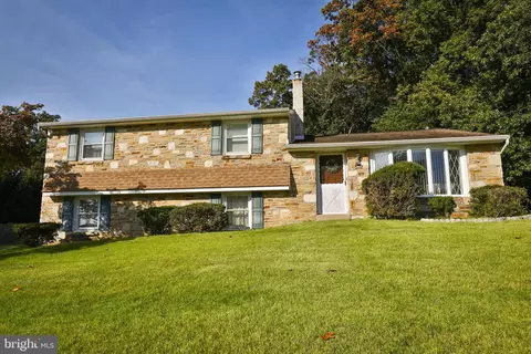 155 N Marmic Dr, Southampton, PA 18966