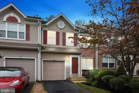 102 Quince Cir, Newtown, PA 18940