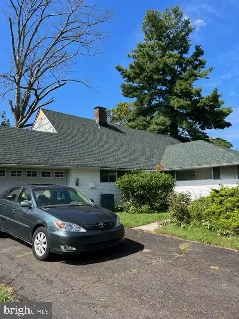23 Sugarplum Rd, Levittown, PA 19056