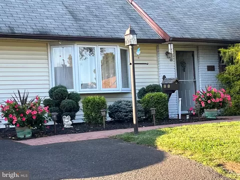 115 Kenwood Dr N, Levittown, PA 19055