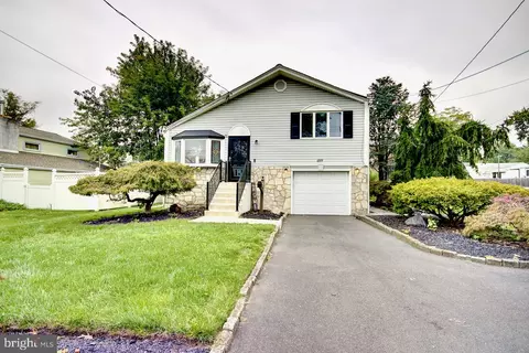 489 Maple St, Warminster, PA 18974