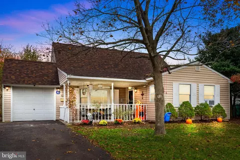 54 Kentucky Ln, Levittown, PA 19055