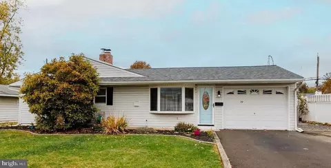 19 Idlewild Rd, Levittown, PA 19057