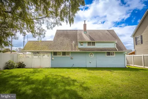 1 N Turn Ln, Levittown, PA 19054