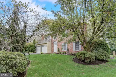 25 Greenbriar Ln, Newtown, PA 18940