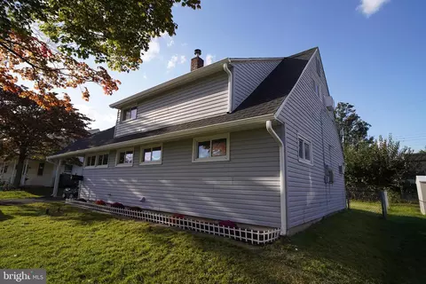 27 Inbrook Rd, Levittown, PA 19057