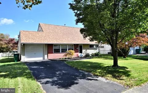 34 Kentucky Ln, Levittown, PA 19055