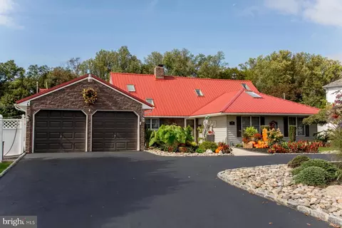24 Rose Apple Rd, Levittown, PA 19056