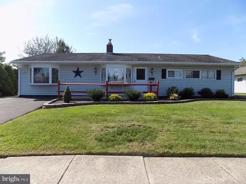 43 Grove Ln, Levittown, PA 19055