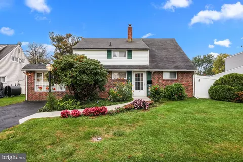 8 Goodrock Rd, Levittown, PA 19057