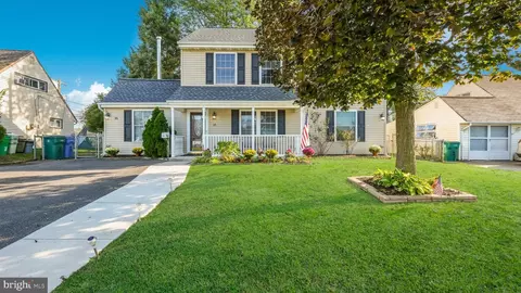 16 Micahill Rd, Levittown, PA 19056