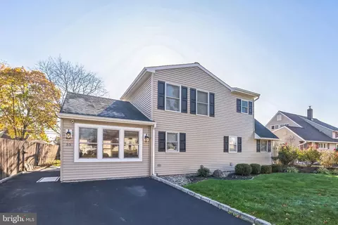 55 N Turn Ln, Levittown, PA 19054