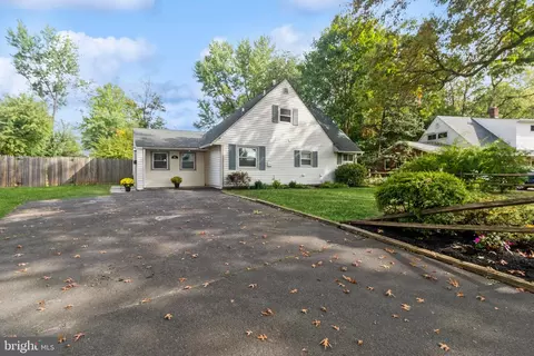 29 N Court Ln, Levittown, PA 19054